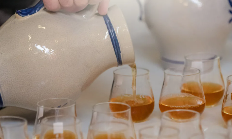 Geuze uit kruik schenken Geuze uit kruik schenken